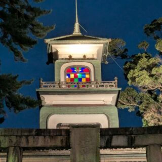 【 2025年もありがとうございました! 】
…………………………………………………………
本年も大変お世話になりました。
皆さまのおかげで無事に1年の
締めくくりを迎えることができました。
慌ただしい時期ではございますが、
お体にお気をつけて良き年をお迎え
ください。
尚、通常営業は1月5日(月)から
です。
来年もどうぞよろしくお願いいたします。
写真は金沢の「尾山神社」です。
ステンドグラス(ギヤマン)のライト
アップがキレイでした。
✧✧✧✧✧✧✧✧✧✧✧✧✧✧✧✧✧✧✧✧✧
#型板ガラス #装飾ガラス #輸入ガラス #パターンガラス #カラーガラス #アートガラス #アンティークガラス #建築用デザインガラス #designglass #stainedglassassociation #ステンドグラス #Stainedglass #stainedglassart #architecturalart
#住宅設計デザイン #新築注文住宅 #デザイン住宅 #店舗内装 #店舗設計デザイン #空間デザイン #家具設計 #オーダー家具 #インテリアデザイン #ガラスランド #がらすらんど