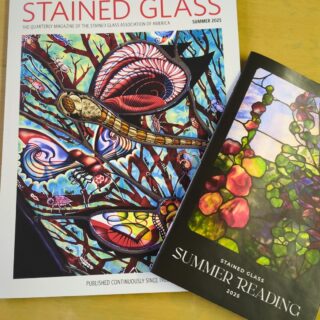 『 Stained Glass Magazine
SUMMER 2025 』
…………………………………………………………
表紙と巻頭特集は、ジュディス・シェクター(@judithschaechter )
のステンドグラスのドーム作品です。
また、数々の受賞歴を持つガラス
アーティスト、デレク・ハント
(@derekhuntartist )が次世代のガラス
アーティスト育成について語っていま
す。
こちらの号には、恒例の「Summer Reading」も付いています。
ステンドグラスやモザイクの美しさ
にインスパイアされた、独創的なライ
ティング(創作文)をお届けします。
本誌についてのお問い合わせは、
埼玉カスタマサービスセンターまで
お願いします。
☎:049-292-7351
✉:supply@garasu-land.com
✧✧✧✧✧✧✧✧✧✧✧✧✧✧✧✧✧✧✧✧✧
#型板ガラス #装飾ガラス #輸入ガラス #パターンガラス #カラーガラス #アートガラス #アンティークガラス #建築用デザインガラス #designglass #デザインガラス #stainedglassassociation #ステンドグラス #Stainedglass #stainedglassart #architecturalart
#住宅設計デザイン #新築注文住宅 #デザイン住宅 #店舗内装 #店舗設計デザイン #空間デザイン #家具設計 #オーダー家具 #インテリアデザイン #ガラスランド #がらすらんど