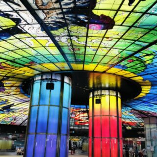 『 台湾のステンドグラス 』
…………………………………………………………
高雄市にある「美麗島」駅の
ステンドグラス作品です。
製作は、著名なイタリアの作家
Narcissus Quagliata氏
4500枚ものパネルを組み合わせ、
完成まで約4年半を要した大作です。
✧✧✧✧✧✧✧✧✧✧✧✧✧✧✧✧✧✧✧
#型板ガラス #装飾ガラス #輸入ガラス #パターンガラス #カラーガラス #アートガラス #アンティークガラス #建築用デザインガラス #designglass #デザインガラス #stainedglassassociation #ステンドグラス #Stainedglass #stainedglassart #architecturalart
#住宅設計デザイン #新築注文住宅 #デザイン住宅 #店舗内装 #店舗設計デザイン #空間デザイン #家具設計 #オーダー家具 #インテリアデザイン #ガラスランド #がらすらんど