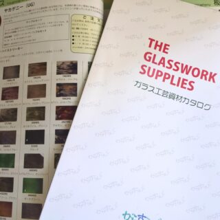 『ガラス工芸資材カタログ』
がついに完成しました!
…………………………………………………………
新訂版となる今回のカタログは、
板ガラスから資材・工具まで、
豊富な写真と共に掲載しています。
作品作りにぜひご活用ください。
【カタログのご請求方法】
プロフィールのリンク先にある、
ホームページ内
「お問い合わせ(工芸)」より
ご請求ください。
✧✧✧✧✧✧✧✧✧✧✧✧✧✧✧✧✧✧✧
#型板ガラス #装飾ガラス #輸入ガラス #パターンガラス #カラーガラス #アートガラス #アンティークガラス #建築用デザインガラス #designglass #デザインガラス #stainedglassassociation #ステンドグラス #Stainedglass #stainedglassart #architecturalart
#住宅設計デザイン #新築注文住宅 #デザイン住宅 #店舗内装 #店舗設計デザイン #空間デザイン #家具設計 #オーダー家具 #インテリアデザイン #ガラスランド #がらすらんど